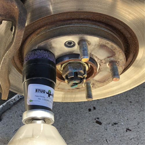 Outil de nettoyage pour moyeux, goujons et roues &agrave; entraînement par chocs STUD KLEEN We Share Industrial Supply