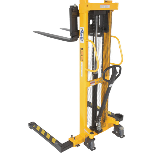 Gerbeur hydraulique manuel, Fonctionnement Pompe manuelle, Capacit&eacute; 2000 lb, Lev&eacute;e max 63" We Share Industrial Supply