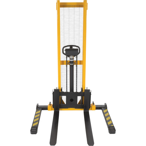 Gerbeur hydraulique manuel, Fonctionnement Pompe manuelle, Capacit&eacute; 2000 lb, Lev&eacute;e max 63" We Share Industrial Supply