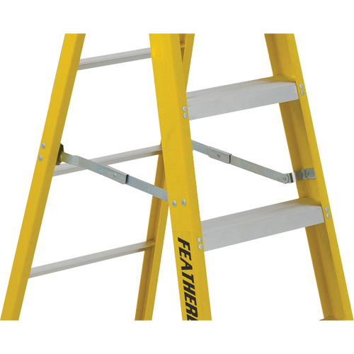 Industrial Heavy-Duty Stepladders (6900 Series), 4', Fibreglass, 300 lbs. Capacity, Type 1A We Share Industrial Supply
