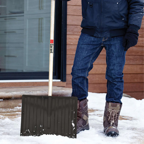Pelle &agrave; neige Nordic, Lame Polypropyl&egrave;ne, Largueur 17-3/4", Manche Prise en D We Share Industrial Supply