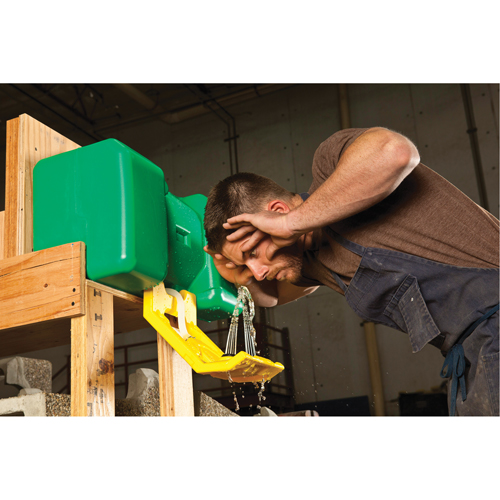 Poste de douche oculaire, Aliment&eacute; par gravit&eacute;, Capacit&eacute; 9 gal., Conformit&eacute; ANSI Z358.1 We Share Industrial Supply