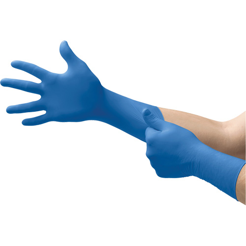 Gants dexamen m&eacute;dical Microflex SafeGrip SG-375, Petit, Latex, 11 mils, Sans poudre, Bleu, Classe 2 We Share Industrial Supply