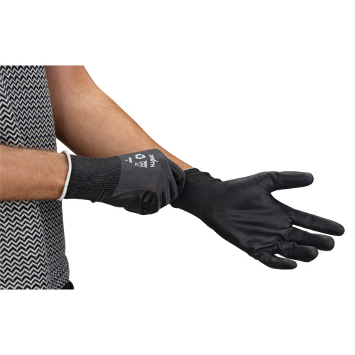 Gants &eacute;cologiques enduits et perm&eacute;ables &agrave; l'air, 10, R&ecirc;vetement Mousse de nitrile, Calibre 21, Enveloppe en Nylon/rPET We Share Industrial Supply