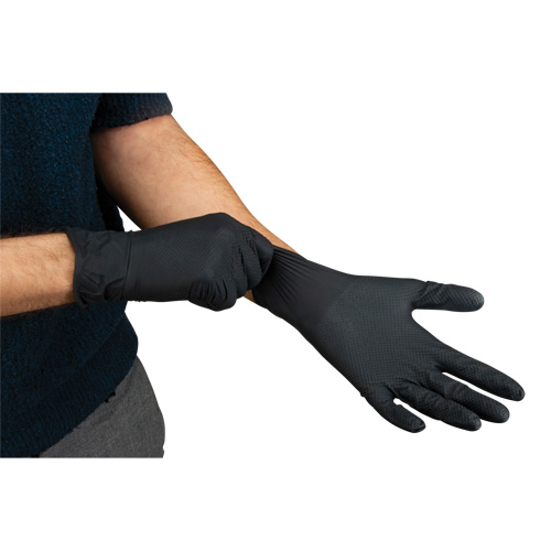 Gants d'examen de poids lourd &agrave; prise tactile, Grand, Nitrile, 8 mils, Sans poudre, Noir, Classe 2 We Share Industrial Supply