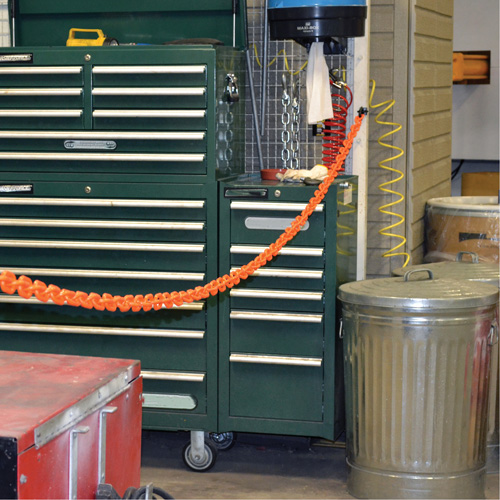 Ensemble de barri&egrave;re &agrave; chaîne magn&eacute;tique pour l'entrep&ocirc;t, Orange, Maillon de 2", 15' de long We Share Industrial Supply