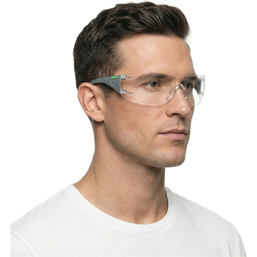 Lunettes de s&eacute;curit&eacute; gris/vert Adapt Lite, Lentille Transparent, Antibu&eacute;e/Anti-&eacute;gratignures, ANSI Z87+/R&eacute;pond ou surpasse la norme CSA Z94.3 We Share Industrial Supply