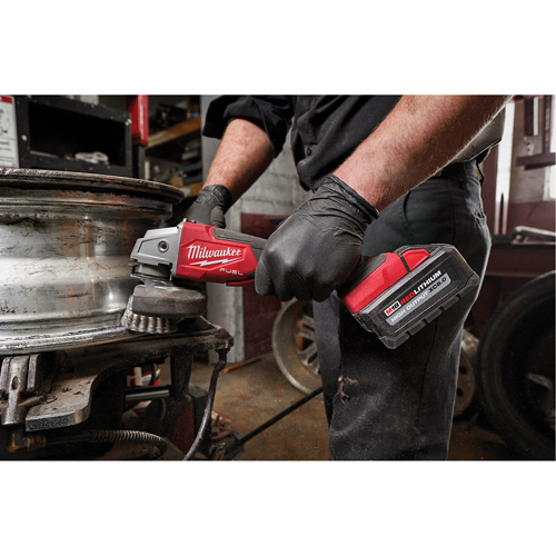 Meuleuse &agrave; frein &agrave; vitesse variable avec interrupteur &agrave; glissi&egrave;re non verrouillable M18 Fuel, 18 V, Mandrin 5"/4-1/2", Lithium-ion We Share Industrial Supply