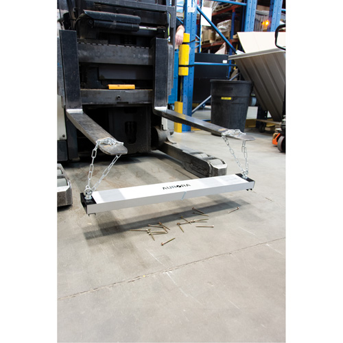 Balais de cour magn&eacute;tique, 36" la We Share Industrial Supply