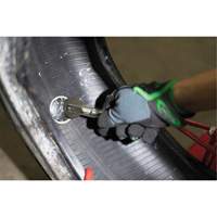 Outil robuste de roulage pour r&eacute;paration de pneus avec roulette &agrave; patch en acier We Share Industrial Supply