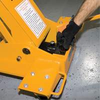 Cric de transmission Yellow Jackit, Cap. de levage 2,2 tonnes We Share Industrial Supply