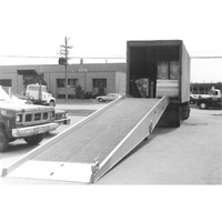 Rampe de chargement mobile, 16 000 lb Capacit&eacute;, 72" la x 30' lo We Share Industrial Supply