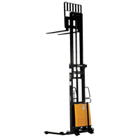 Gerbeur pour chariot &eacute;l&eacute;vateur, Fonctionnement &eacute;lectrique, Capacit&eacute; 2000 lb, Lev&eacute;e max 137" We Share Industrial Supply