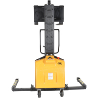 Gerbeur motoris&eacute; avec m&acirc;t &eacute;troit, Fonctionnement &eacute;lectrique, Capacit&eacute; 1500 lb, Lev&eacute;e max 63" We Share Industrial Supply