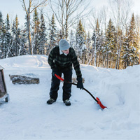 Pelle &agrave; neige Yukon, Lame Polypropyl&egrave;ne, Largueur 18", Manche Prise en D ergonomique We Share Industrial Supply