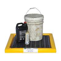 Feuilles Poly-Spillpad, 31-1/2" lo x 54" la x 2-1/4" h, Cap. de d&eacute;versement 7,5 gal. US We Share Industrial Supply