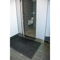 Tapis d'entr&eacute;e ext&eacute;rieure, Caoutchouc, Grattoir Type, Motif Textur&eacute;, 2' x 2-2/3', Noir We Share Industrial Supply
