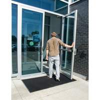 Tapis d'entr&eacute;e ext&eacute;rieure, Caoutchouc, Grattoir Type, Motif Textur&eacute;, 2' x 2-2/3', Noir We Share Industrial Supply