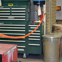 Ensemble de barri&egrave;re &agrave; chaîne magn&eacute;tique pour l'entrep&ocirc;t, Orange, Maillon de 2", 15' de long We Share Industrial Supply