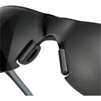 Lunettes de s&eacute;curit&eacute; Adapt Lite, Lentille Fum&eacute;e, Antibu&eacute;e/Anti-&eacute;gratignures, ANSI Z87+/R&eacute;pond ou surpasse la norme CSA Z94.3 We Share Industrial Supply