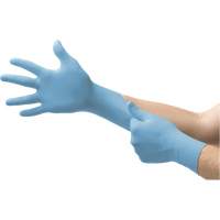 Gants jetables Vesatility 92-134 MICROFLEX, 5.5/6/T-petit, Nitrile, 2,76-mil/3,94-mil, Sans poudre, Bleu, Classe 2 We Share Industrial Supply