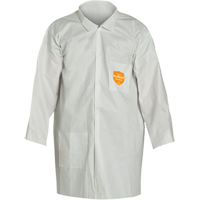 Sarrau de laboratoire ProShield 60, Microporeux/Polypropyl&egrave;ne, Blanc, Moyen We Share Industrial Supply