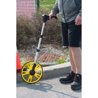 Roue d'arpentage num&eacute;rique, 12,5"/31,8 cm, Gamme de 99999,9 m, Pieds/m&egrave;tres We Share Industrial Supply