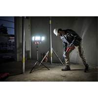 Lampe de travail &agrave; DEL professionnelle &agrave; panneaux pliants lumens sans fil 18V sur tr&eacute;pied, DEL, 3600 lumens We Share Industrial Supply
